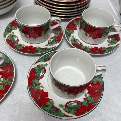 Gibson Home Poinsettia Holiday Dinner Ware Set