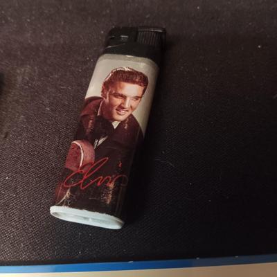 ELVIS TIN LICENSE PLATE AND 3 DISPOSABLE LIGHTERS