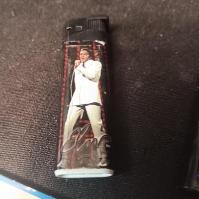 ELVIS TIN LICENSE PLATE AND 3 DISPOSABLE LIGHTERS