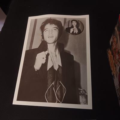 5 ELVIS NOTE CARDS W/PINS AND A SINGING DOG