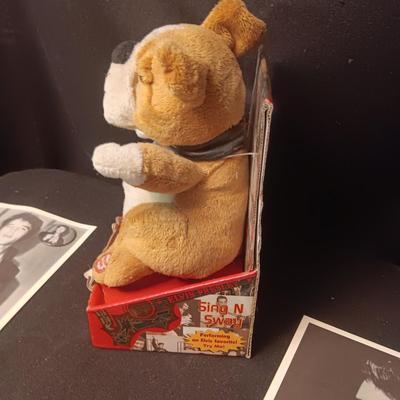 5 ELVIS NOTE CARDS W/PINS AND A SINGING DOG