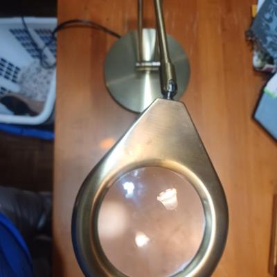 magnifying lamp