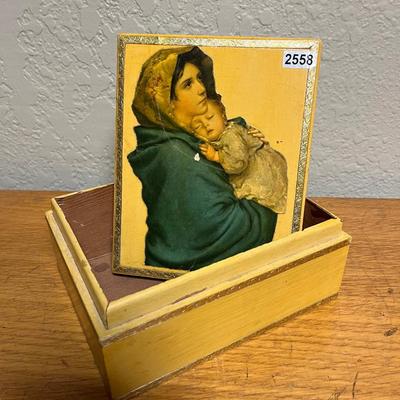 Small storage box