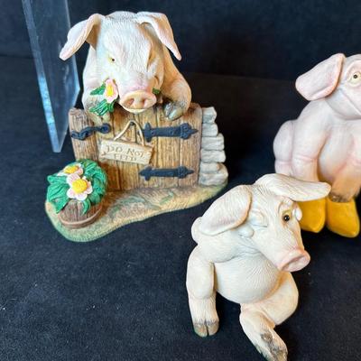 Lot 23. Ten Piggins Figurines