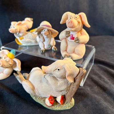 Lot 28. Ten Piggin Figurines
