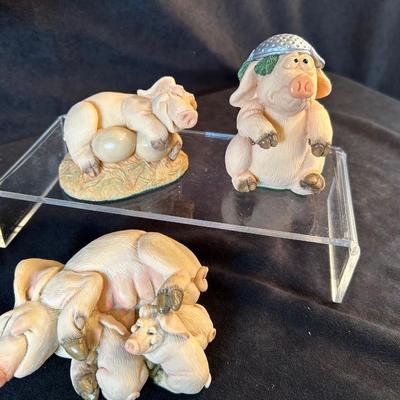 Lot 29. Ten Piggin Figurines