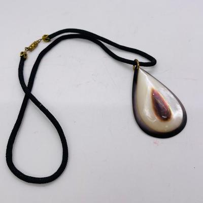 Teardrop Pendant made of shell on rope chain