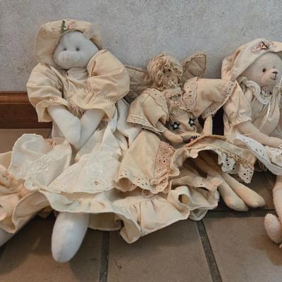 Cream Colored Cloth Dolls (3)