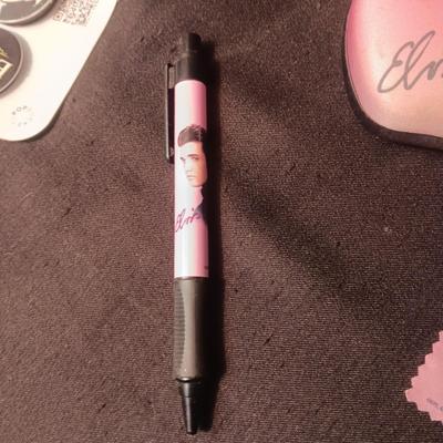 ELVIS GLASS CASE W/CLOTH, PEN AND POPSOCKETSS