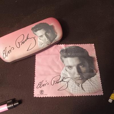 ELVIS GLASS CASE W/CLOTH, PEN AND POPSOCKETSS