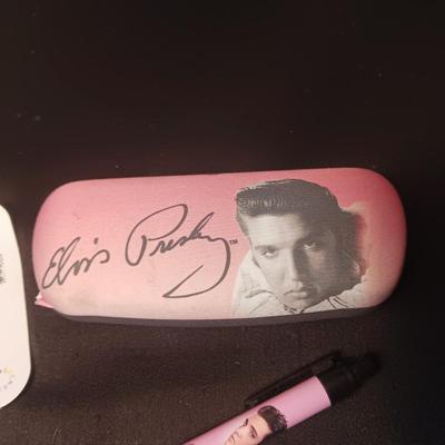 ELVIS GLASS CASE W/CLOTH, PEN AND POPSOCKETSS