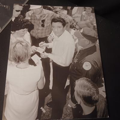 ELVIS WOORD SEEK, TV GUIDES W/CD'S AND MAGAZINES