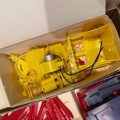 Motorized girder & panel building set