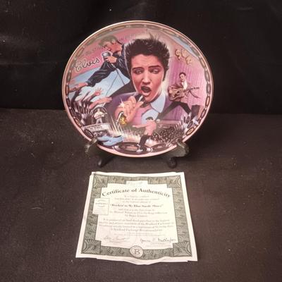 MUSICAL ELVIS COLLECTOR'S PLATE "ROCKIN IN MY BLUE SUEDE SHOES"