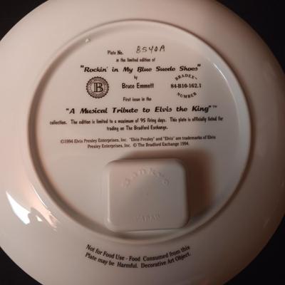 MUSICAL ELVIS COLLECTOR'S PLATE "ROCKIN IN MY BLUE SUEDE SHOES"