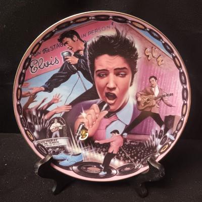 MUSICAL ELVIS COLLECTOR'S PLATE "ROCKIN IN MY BLUE SUEDE SHOES"