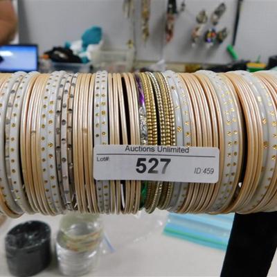 527 LOT OF 59 PEACH & WHITE BANGLE BRACELETS