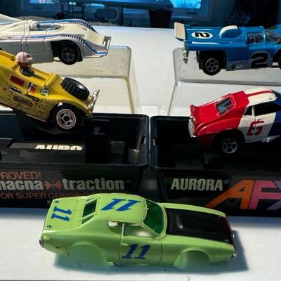 Aurora AFX - 4 slot cars 1 body