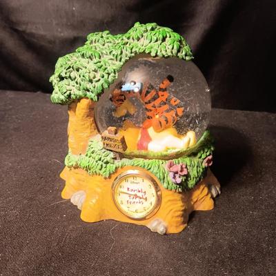 WALT DISNEY "TIGGER" SNOWGLOBE W/CLOCK