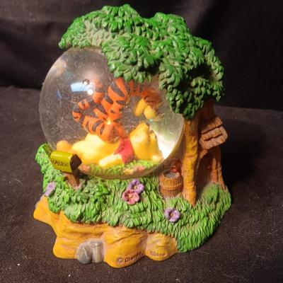 WALT DISNEY "TIGGER" SNOWGLOBE W/CLOCK