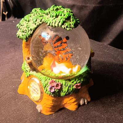 WALT DISNEY "TIGGER" SNOWGLOBE W/CLOCK