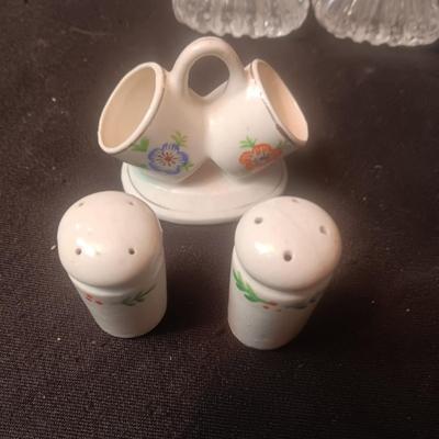 SALT/PEPPER SHAKERS OCCUPIED JAPAN, MINT GREEN RUFFLED BOWL