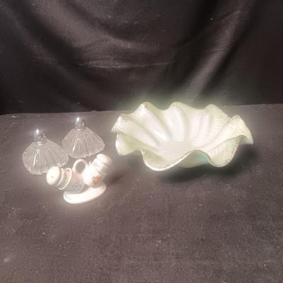 SALT/PEPPER SHAKERS OCCUPIED JAPAN, MINT GREEN RUFFLED BOWL