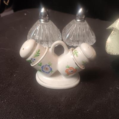SALT/PEPPER SHAKERS OCCUPIED JAPAN, MINT GREEN RUFFLED BOWL