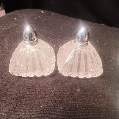 SALT/PEPPER SHAKERS OCCUPIED JAPAN, MINT GREEN RUFFLED BOWL