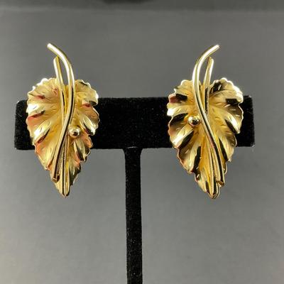 -65- WHITING & DAVIS CO. | Gold Tone Pin & Earrings Set
