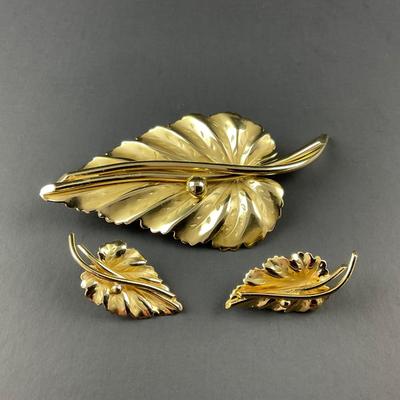 -65- WHITING & DAVIS CO. | Gold Tone Pin & Earrings Set