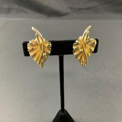 -65- WHITING & DAVIS CO. | Gold Tone Pin & Earrings Set