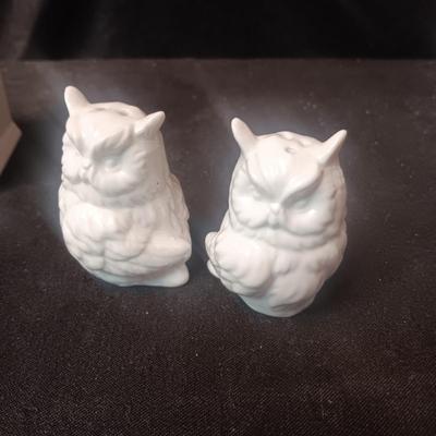 3 PAIRS OF SALT & PEPPER SHAKERS
