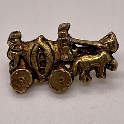Vintage gold tone metal Pin w/Horse and Buggy scene
