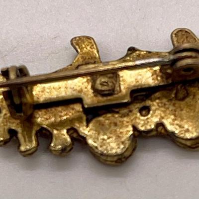 Vintage gold tone metal Pin w/Horse and Buggy scene