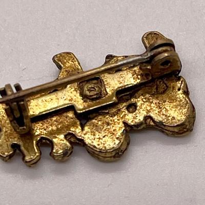 Vintage gold tone metal Pin w/Horse and Buggy scene