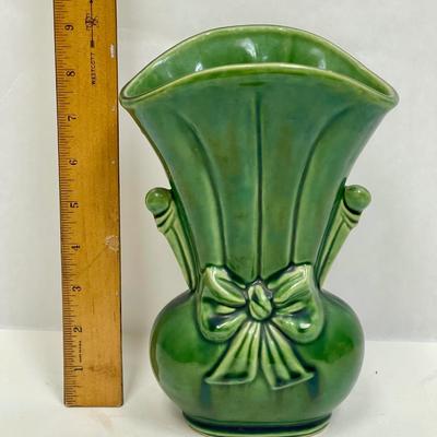 Green Pottery Vase 1930's / 1940's Vintage Shawnee USA # 819