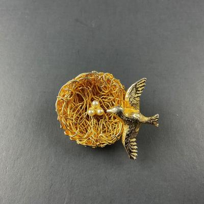 -94- BROOCH | Jeanne Bird & Bird Nest Pin | Marked