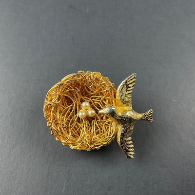 -94- BROOCH | Jeanne Bird & Bird Nest Pin | Marked