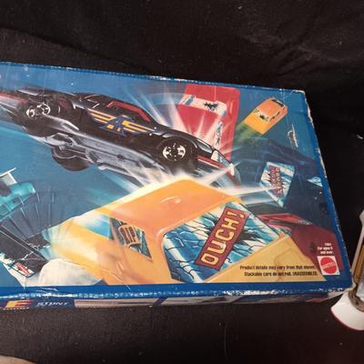 HOT WHEELS CRASHPILE PLASTIC CARS AND AN ASSORTMENT OF HOT WHEELS TYPE CARS