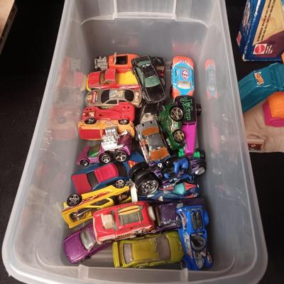 HOT WHEELS CRASHPILE PLASTIC CARS AND AN ASSORTMENT OF HOT WHEELS TYPE CARS