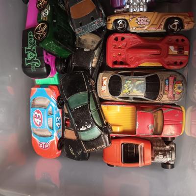 HOT WHEELS CRASHPILE PLASTIC CARS AND AN ASSORTMENT OF HOT WHEELS TYPE CARS
