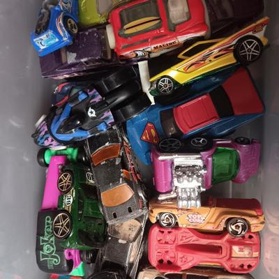 HOT WHEELS CRASHPILE PLASTIC CARS AND AN ASSORTMENT OF HOT WHEELS TYPE CARS