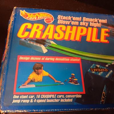 HOT WHEELS CRASHPILE PLASTIC CARS AND AN ASSORTMENT OF HOT WHEELS TYPE CARS