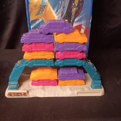 HOT WHEELS CRASHPILE PLASTIC CARS AND AN ASSORTMENT OF HOT WHEELS TYPE CARS