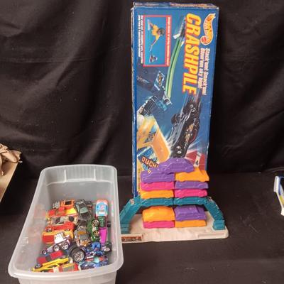 HOT WHEELS CRASHPILE PLASTIC CARS AND AN ASSORTMENT OF HOT WHEELS TYPE CARS