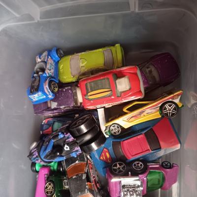 HOT WHEELS CRASHPILE PLASTIC CARS AND AN ASSORTMENT OF HOT WHEELS TYPE CARS