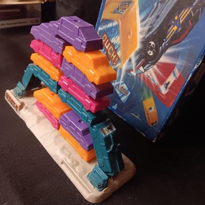 HOT WHEELS CRASHPILE PLASTIC CARS AND AN ASSORTMENT OF HOT WHEELS TYPE CARS