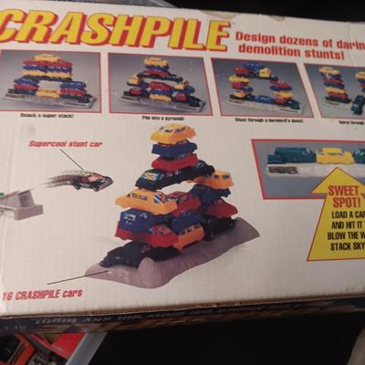 HOT WHEELS CRASHPILE PLASTIC CARS AND AN ASSORTMENT OF HOT WHEELS TYPE CARS