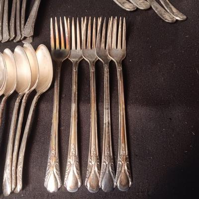 2 PATTERNS OF WM ROGERS SILVER PLATE FLATWARE